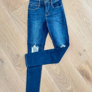 Levi’s women 721 high rise Blue Skinny Jeans with Vintage Distressing